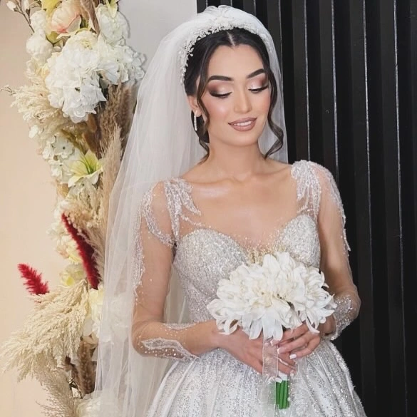 Braut mit Tiara und perlenbesticktem Brautkleid